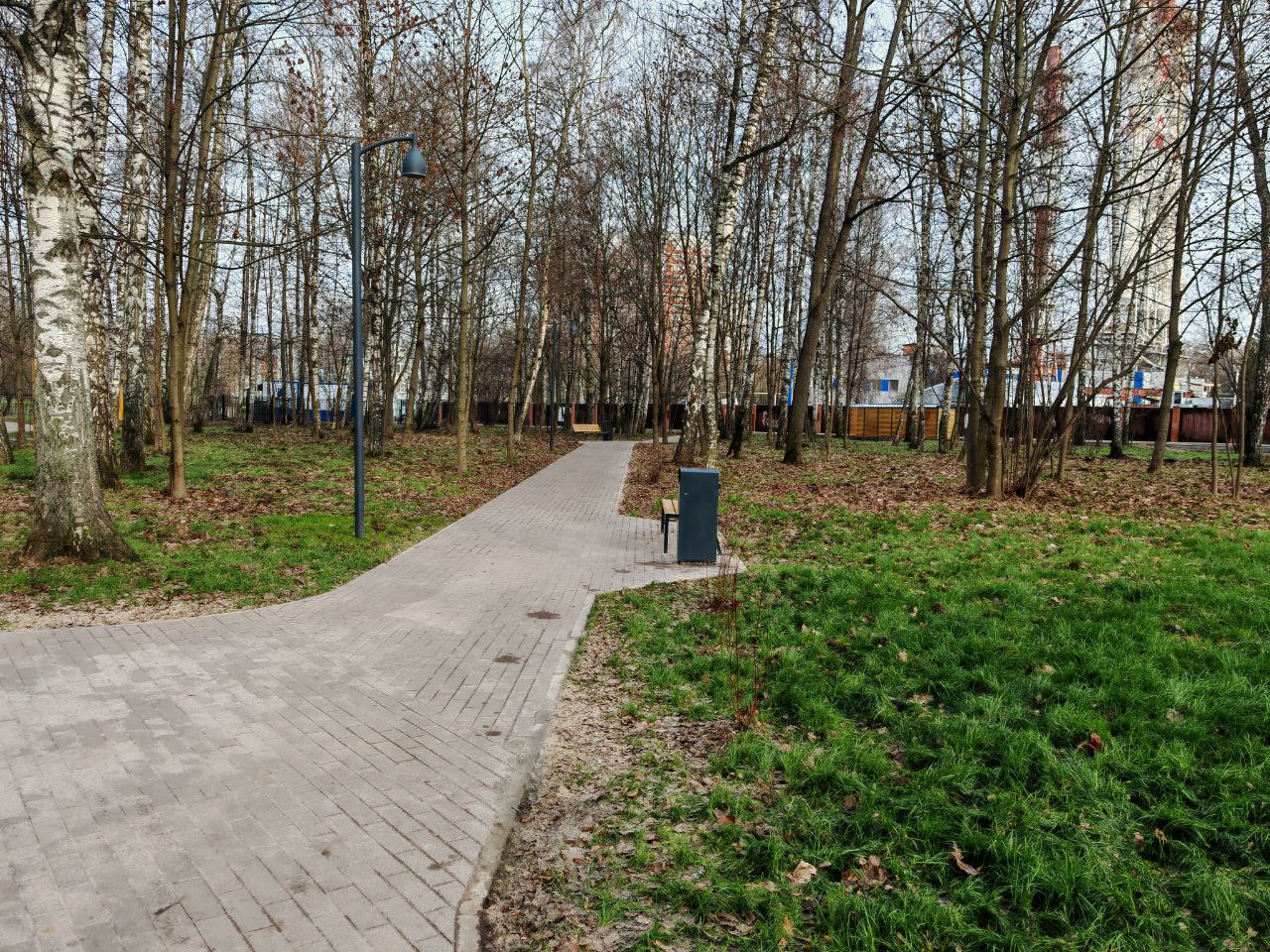 Результат благоустройства - красивая аллея с тротуарной плиткой в парке Подольска