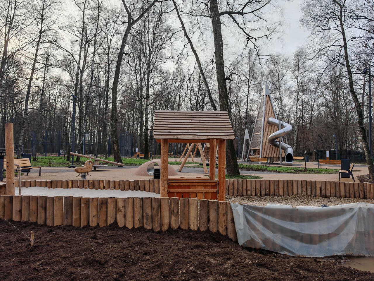 Детский игровой городок с горками и лесенками в парке Подольска
